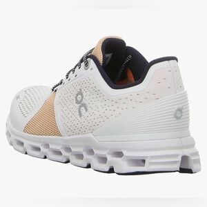 On Cloud Stratus W White | Almond